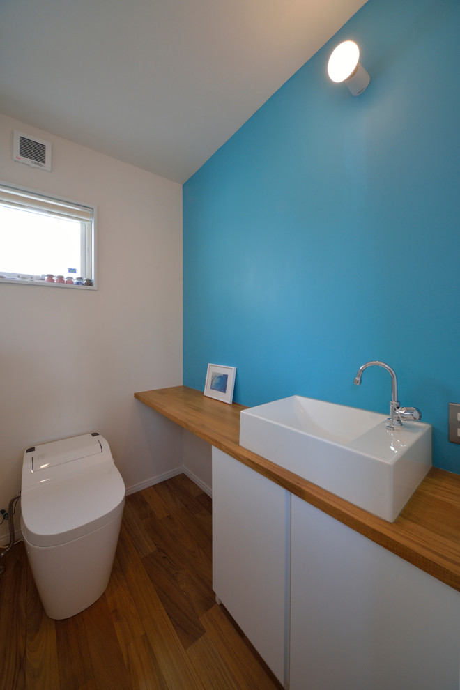 他の地域にあるラスティックスタイルのおしゃれなトイレ・洗面所 (無垢フローリング、茶色い床) の写真