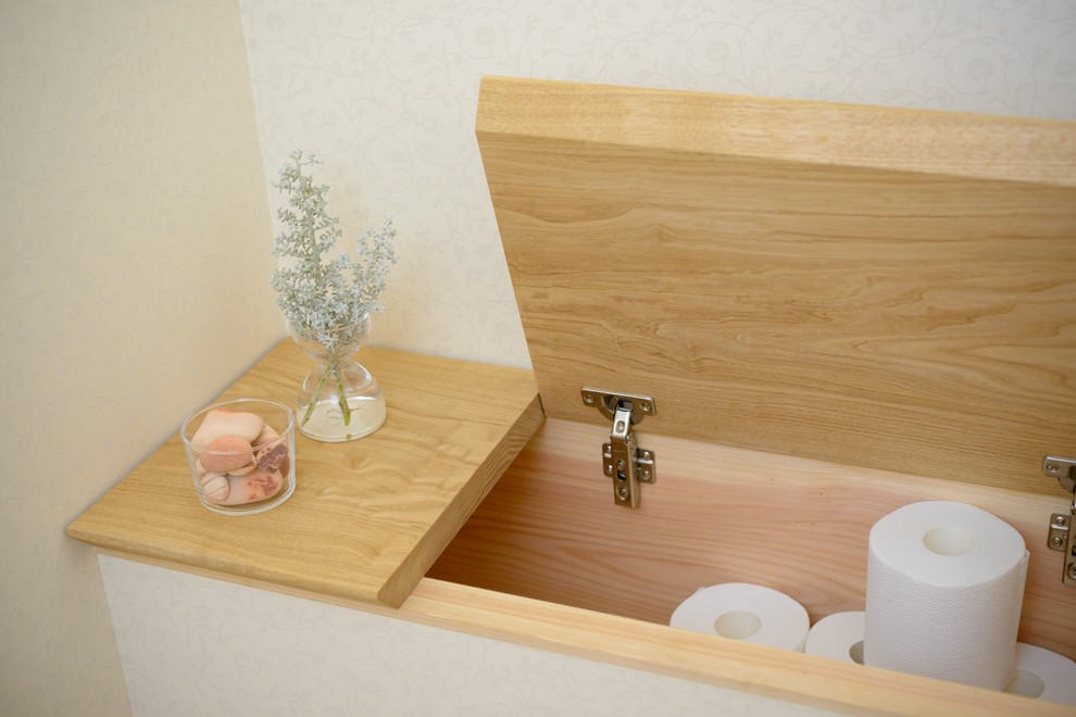 Diseño de aseo nórdico de tamaño medio con puertas de armario blancas, sanitario de una pieza, suelo de madera en tonos medios y encimera de madera