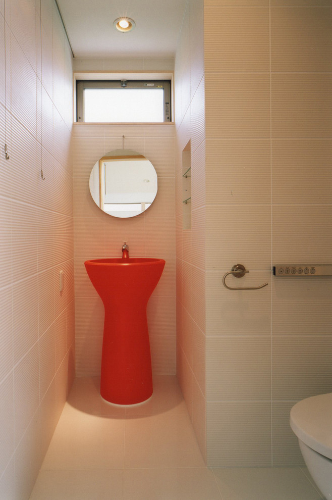 Пример оригинального дизайна: туалет среднего размера в современном стиле с унитазом-моноблоком, белой плиткой, керамогранитной плиткой, бежевыми стенами, раковиной с пьедесталом, бежевым полом и полом из керамической плитки