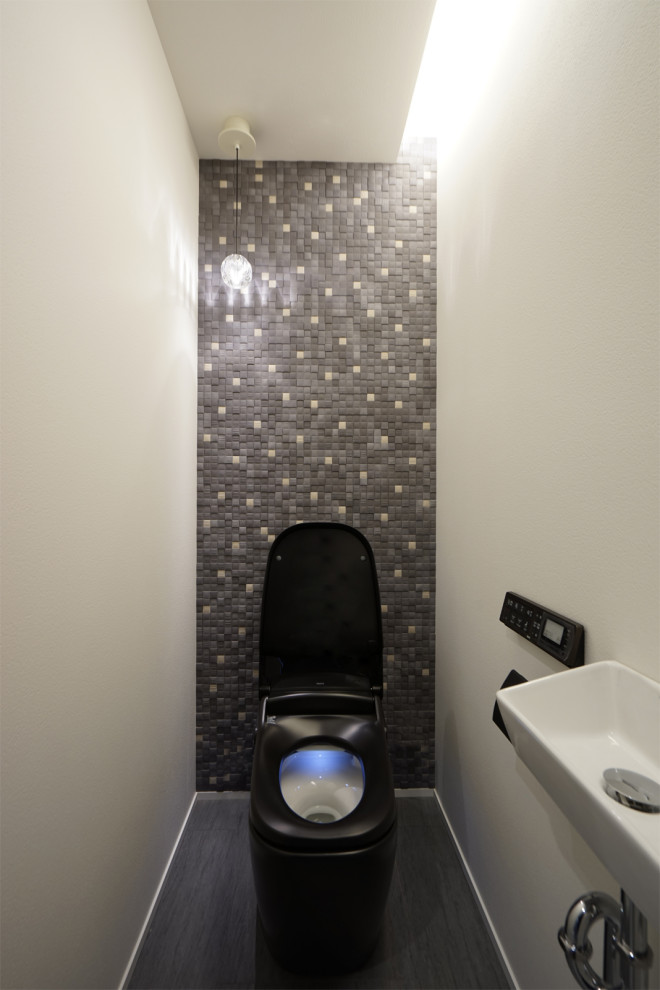 Esempio di un bagno di servizio minimalista di medie dimensioni con pareti bianche, pavimento grigio, soffitto in carta da parati e carta da parati
