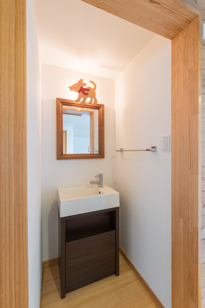Design ideas for a traditional cloakroom in Osaka.