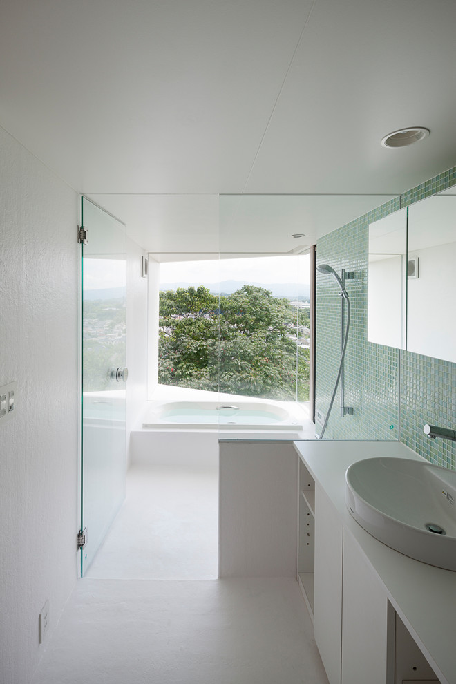 Idee per una stanza da bagno moderna con piastrelle bianche, piastrelle a mosaico e pavimento in cemento