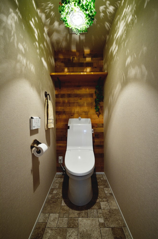 Inspiration för nordiska toaletter, med bruna väggar och brunt golv