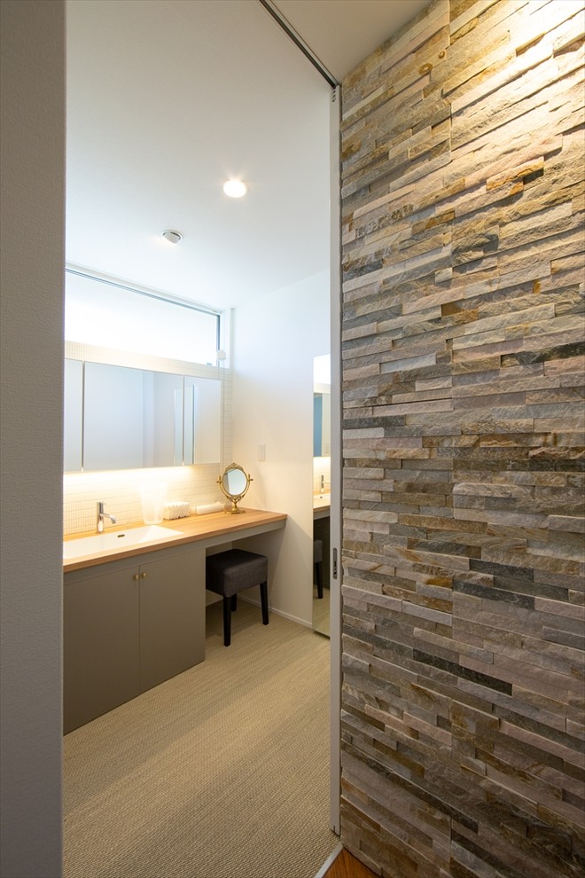 Idee per un grande bagno di servizio minimalista con ante a filo, ante grigie, pavimento in linoleum, top in legno, pavimento grigio e top arancione
