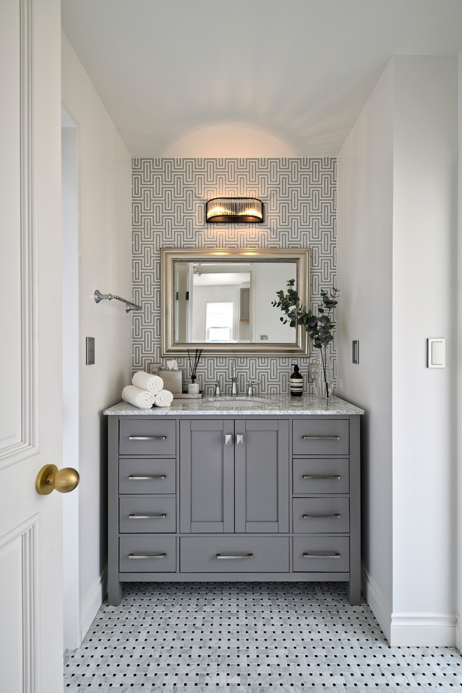 Foto di un bagno di servizio chic con ante in stile shaker, ante grigie, piastrelle grigie, pareti bianche, pavimento in marmo, lavabo sottopiano, pavimento multicolore e top grigio