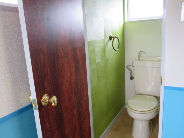 Cette photo montre un WC et toilettes scandinave.