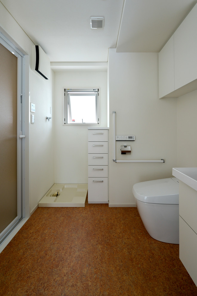Große Industrial Gästetoilette mit flächenbündigen Schrankfronten, weißen Schränken, weißer Wandfarbe, Vinylboden, integriertem Waschbecken, Toilette mit Aufsatzspülkasten und Mineralwerkstoff-Waschtisch in Tokio Peripherie
