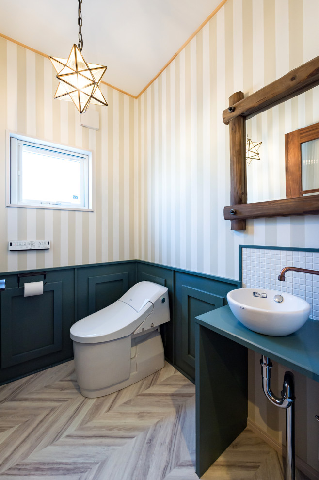 Стильный дизайн: туалет в стиле ретро с белой плиткой, керамогранитной плиткой, бежевыми стенами, накладной раковиной, столешницей из дерева, серым полом и зеленой столешницей - последний тренд