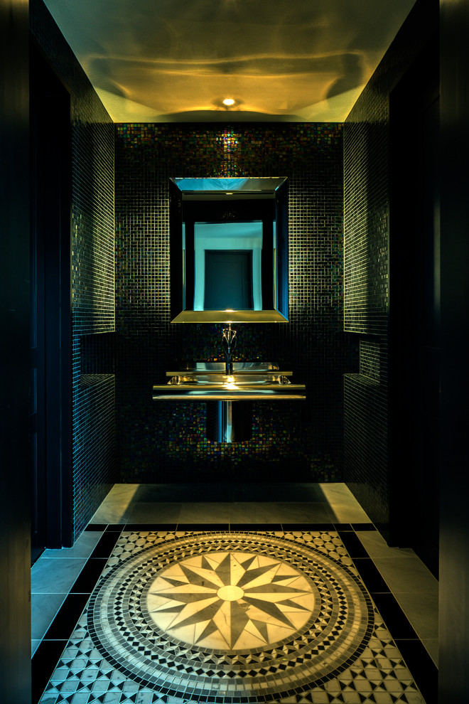 札幌にあるコンテンポラリースタイルのおしゃれなトイレ・洗面所 (グレーのタイル、グレーの壁、セラミックタイルの床、一体型シンク、モザイクタイル) の写真