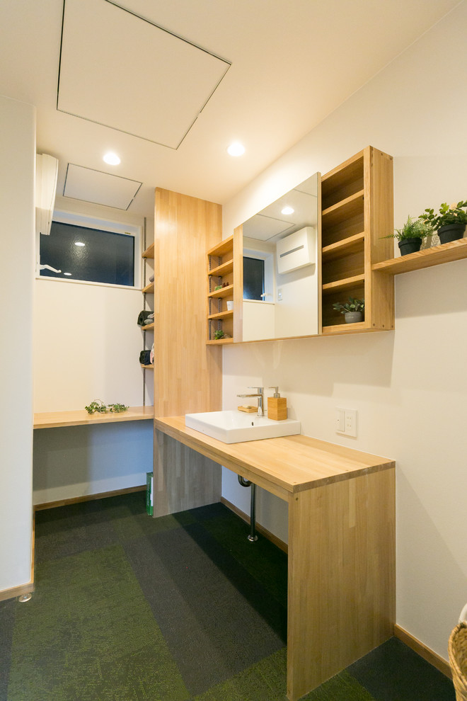 Idee per un bagno di servizio industriale di medie dimensioni con pareti bianche, pavimento in vinile e pavimento verde