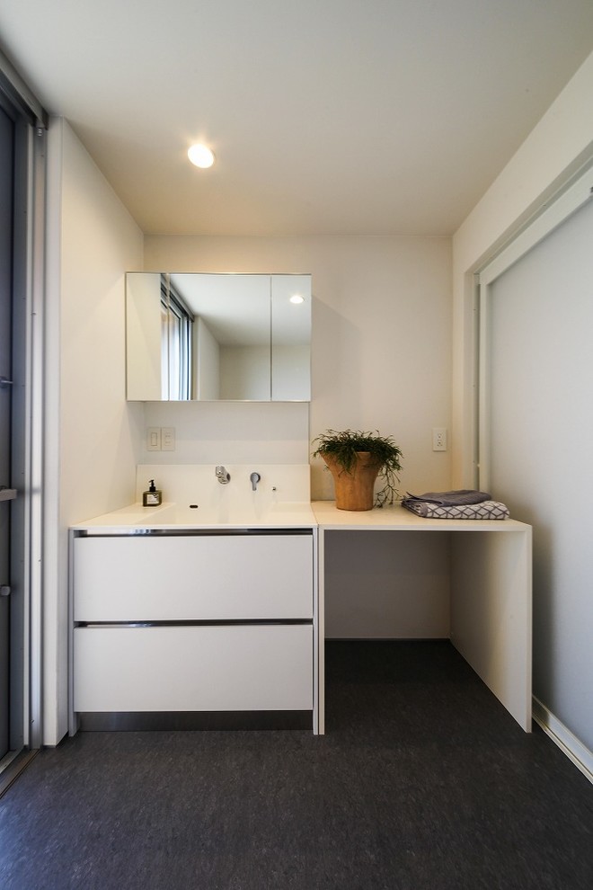 他の地域にあるインダストリアルスタイルのおしゃれなトイレ・洗面所 (白い壁、一体型シンク、グレーの床) の写真
