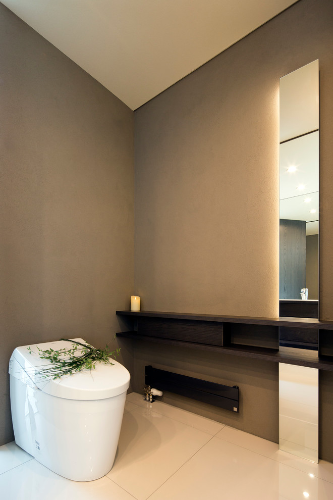Exempel på ett modernt toalett, med grå väggar och vitt golv
