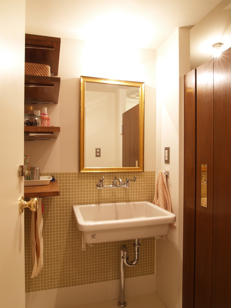 東京23区にある小さなミッドセンチュリースタイルのおしゃれなトイレ・洗面所 (オープンシェルフ、中間色木目調キャビネット、黄色いタイル、ガラスタイル、白い壁、壁付け型シンク、木製洗面台) の写真