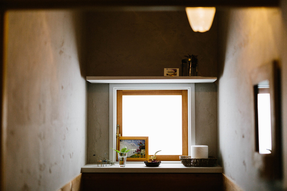 Foto de aseo asiático pequeño con sanitario de una pieza, baldosas y/o azulejos blancos, paredes grises, suelo de cemento y suelo gris