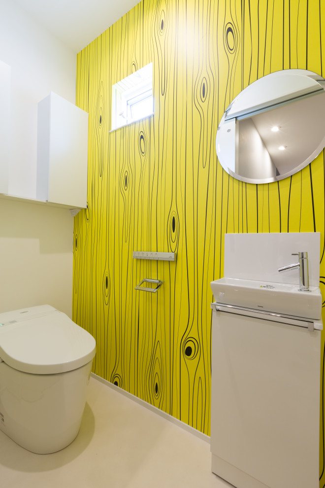 Foto di un bagno di servizio minimalista di medie dimensioni con ante lisce, ante bianche, WC monopezzo, pareti gialle, pavimento in vinile, pavimento multicolore e top bianco