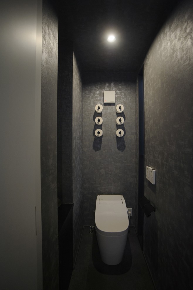 Foto di un bagno di servizio minimalista di medie dimensioni con WC monopezzo e pareti grigie