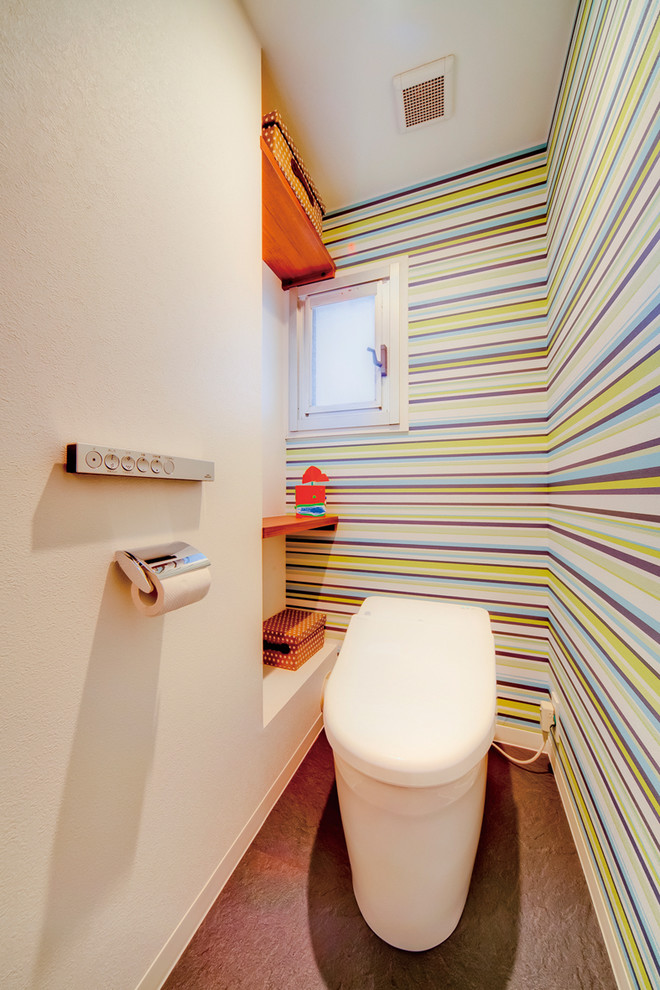 На фото: маленький туалет в скандинавском стиле с разноцветными стенами для на участке и в саду