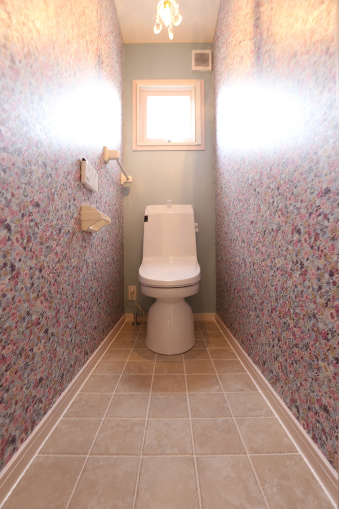 Immagine di un bagno di servizio scandinavo con piastrelle beige, piastrelle in gres porcellanato, pareti multicolore e pavimento in gres porcellanato