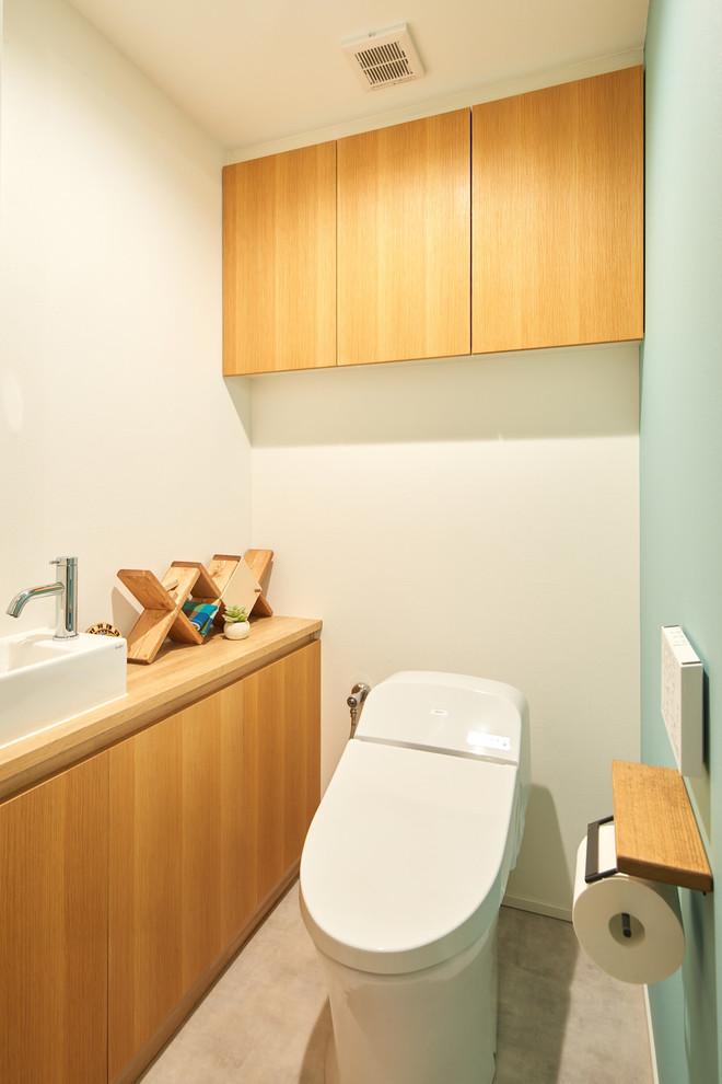 Ispirazione per un bagno di servizio nordico con pareti verdi, pavimento in vinile, lavabo da incasso e pavimento grigio