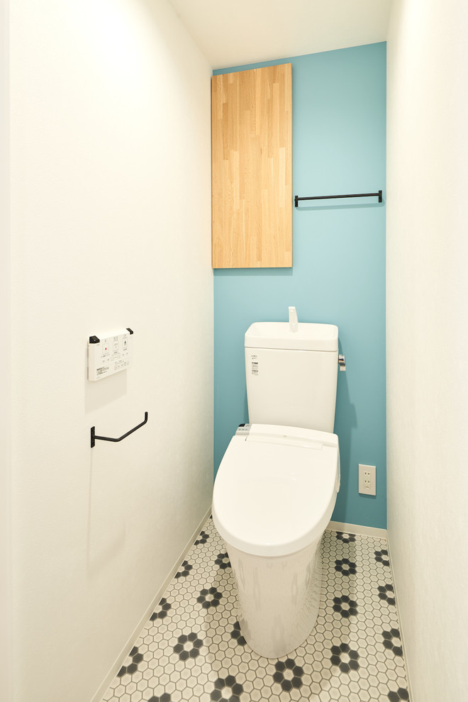 他の地域にある北欧スタイルのおしゃれなトイレ・洗面所 (マルチカラーの壁、マルチカラーの床) の写真