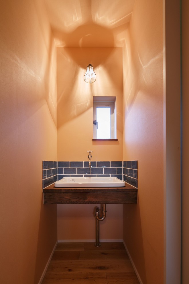 他の地域にあるミッドセンチュリースタイルのおしゃれなトイレ・洗面所の写真
