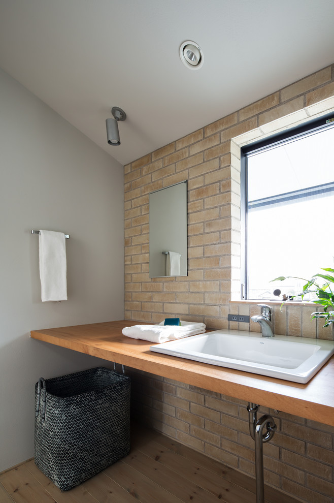 Источник вдохновения для домашнего уюта: туалет в стиле модернизм с светлым паркетным полом, настольной раковиной и коричневым полом