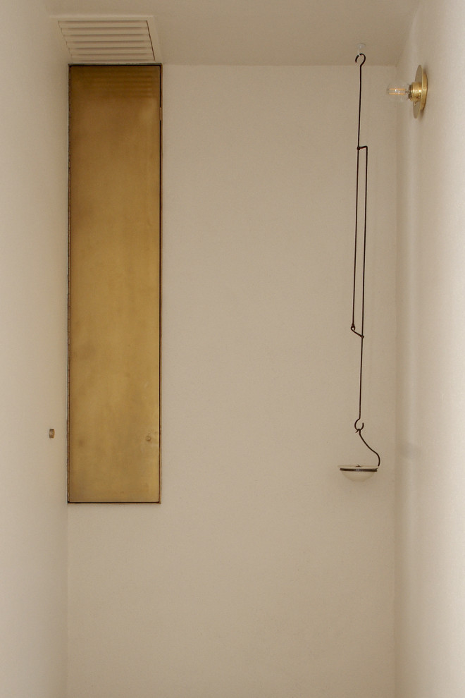 This is an example of a rustic cloakroom in Nagoya.