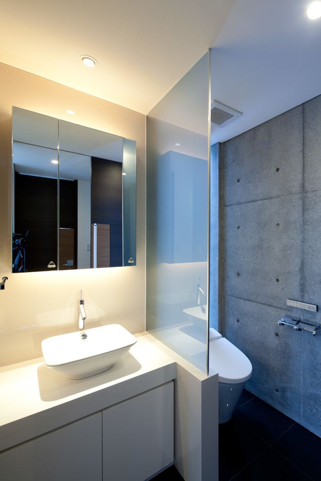 Источник вдохновения для домашнего уюта: туалет в современном стиле с плоскими фасадами, белыми фасадами, настольной раковиной и белой столешницей