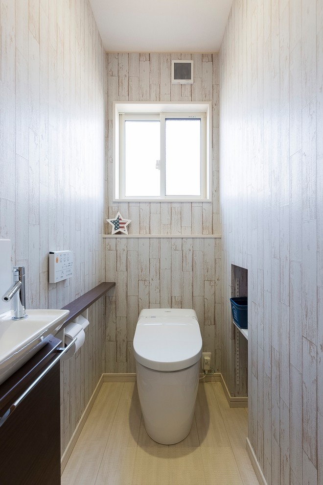 На фото: туалет в стиле кантри с бежевыми стенами, настольной раковиной и бежевым полом