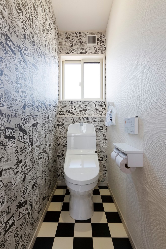 Idee per un bagno di servizio moderno con pareti multicolore e pavimento multicolore
