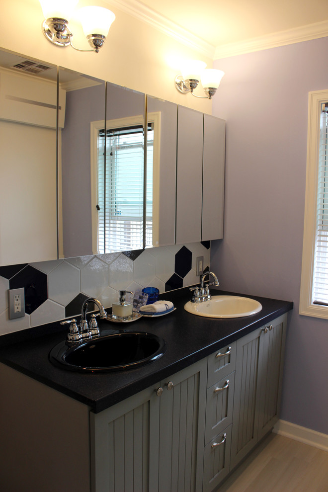 Cette photo montre un WC et toilettes romantique de taille moyenne avec un placard avec porte à panneau encastré, des portes de placard grises, un carrelage noir et blanc, un carrelage noir, un carrelage en pâte de verre, un mur violet et un lavabo posé.