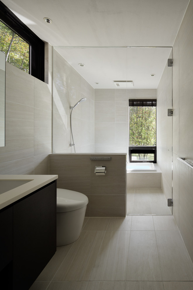 Ispirazione per un bagno di servizio design con ante lisce, ante in legno bruno, pareti grigie, lavabo integrato e pavimento grigio