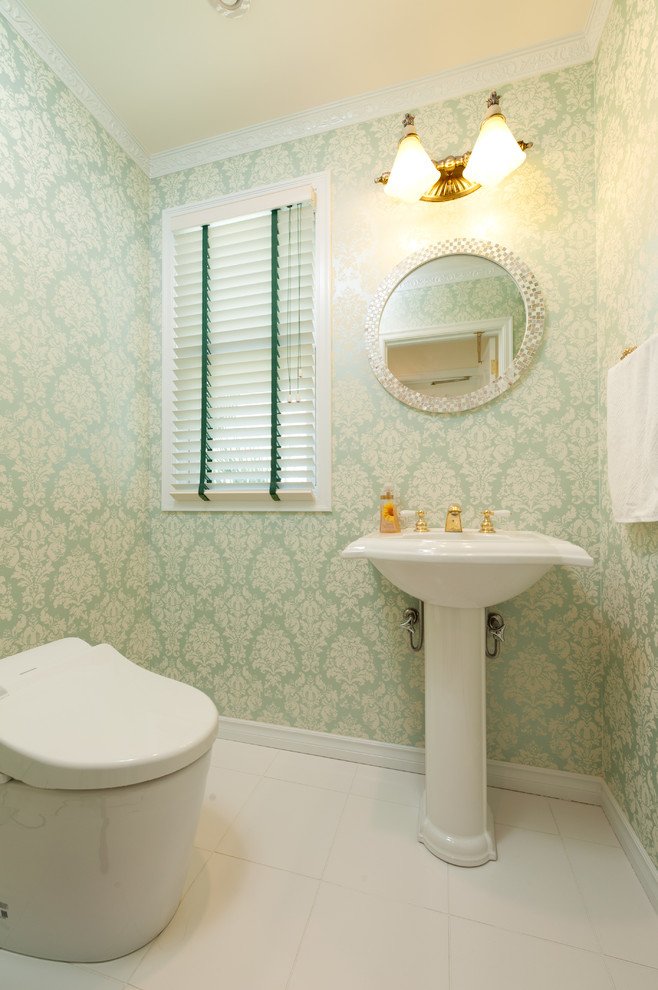 Klassisk inredning av ett toalett, med flerfärgade väggar, ett konsol handfat och vitt golv