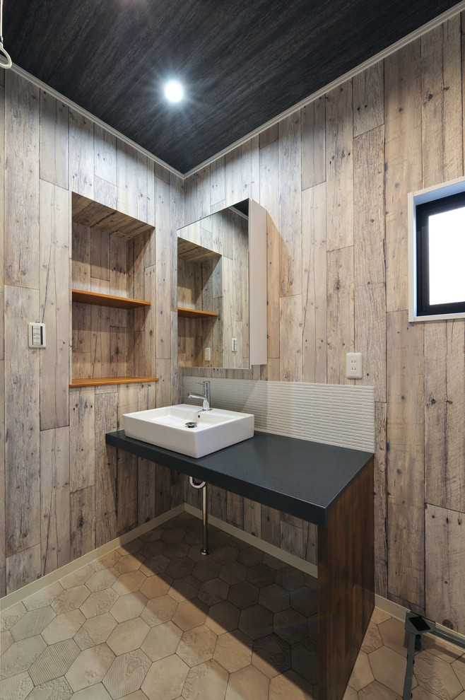 Immagine di un bagno di servizio industriale con pareti grigie e pavimento grigio