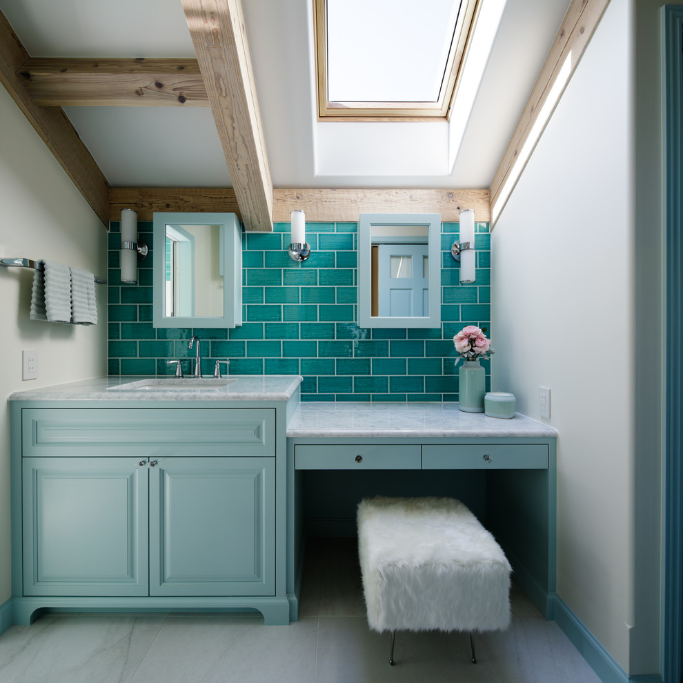 Réalisation d'un WC et toilettes champêtre avec un placard avec porte à panneau encastré, des portes de placard bleues, un carrelage bleu, un mur blanc, un sol en marbre, un lavabo intégré, un sol gris et un plan de toilette gris.
