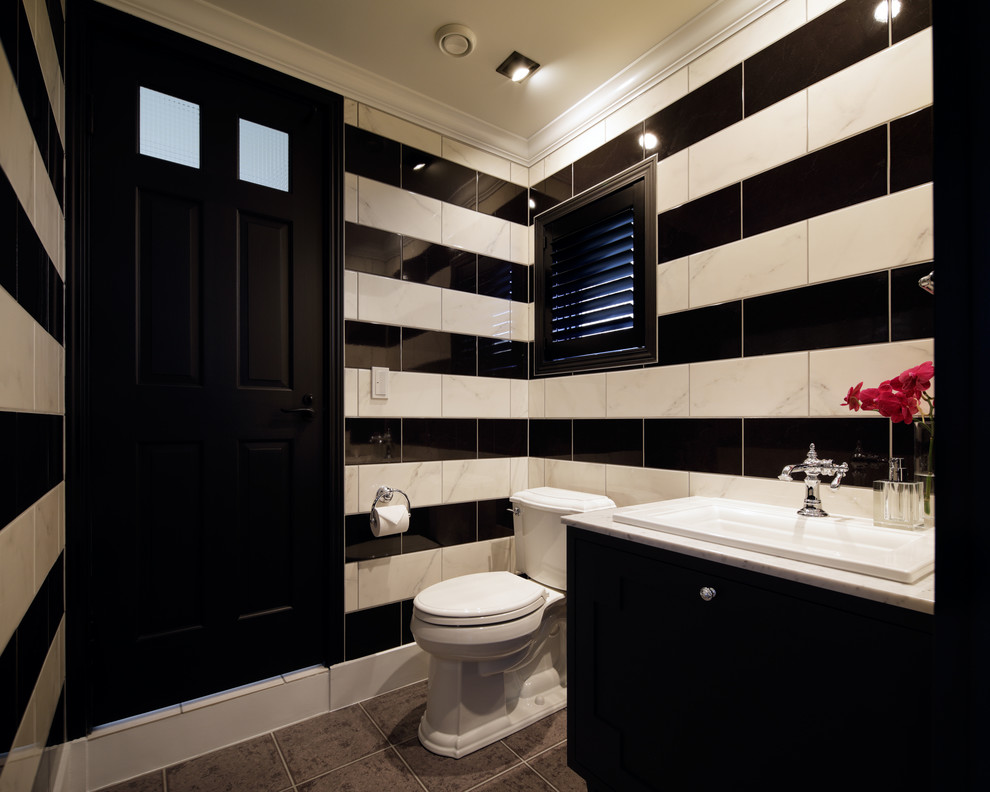 Idéer för funkis toaletter, med svarta skåp, flerfärgade väggar, ett nedsänkt handfat och grått golv