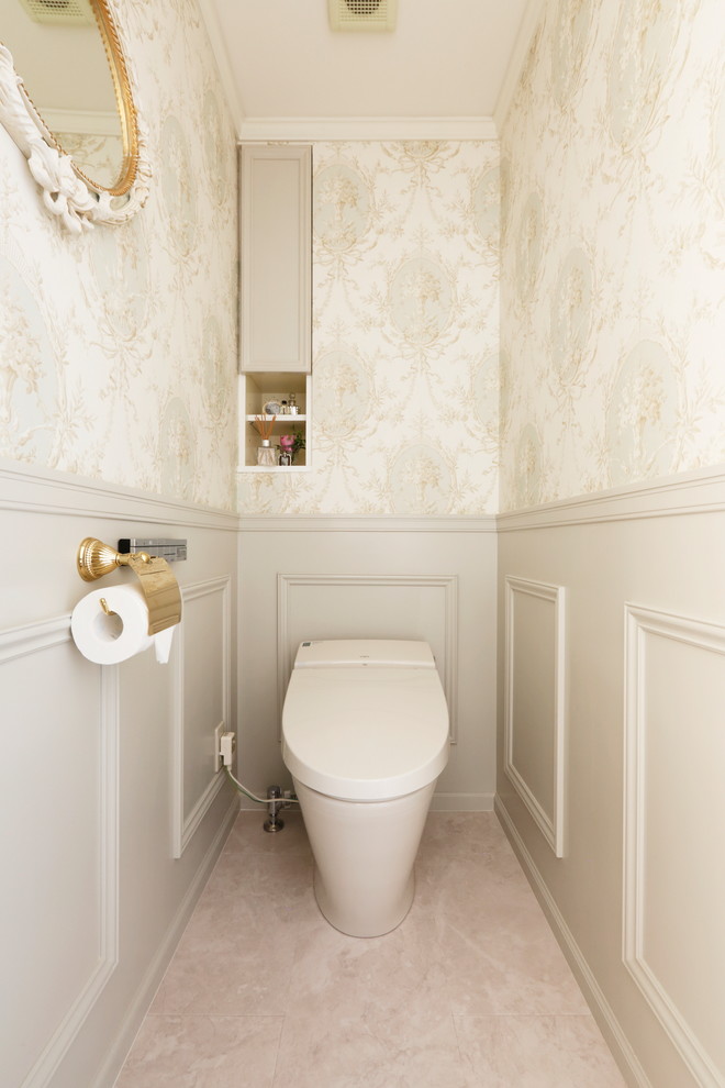 Cette image montre un WC et toilettes traditionnel avec un mur beige et un sol beige.