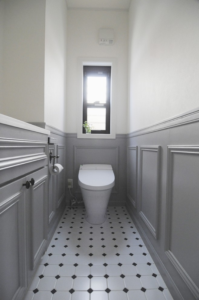 На фото: туалет в классическом стиле с фасадами с утопленной филенкой, серыми фасадами, разноцветными стенами и разноцветным полом с