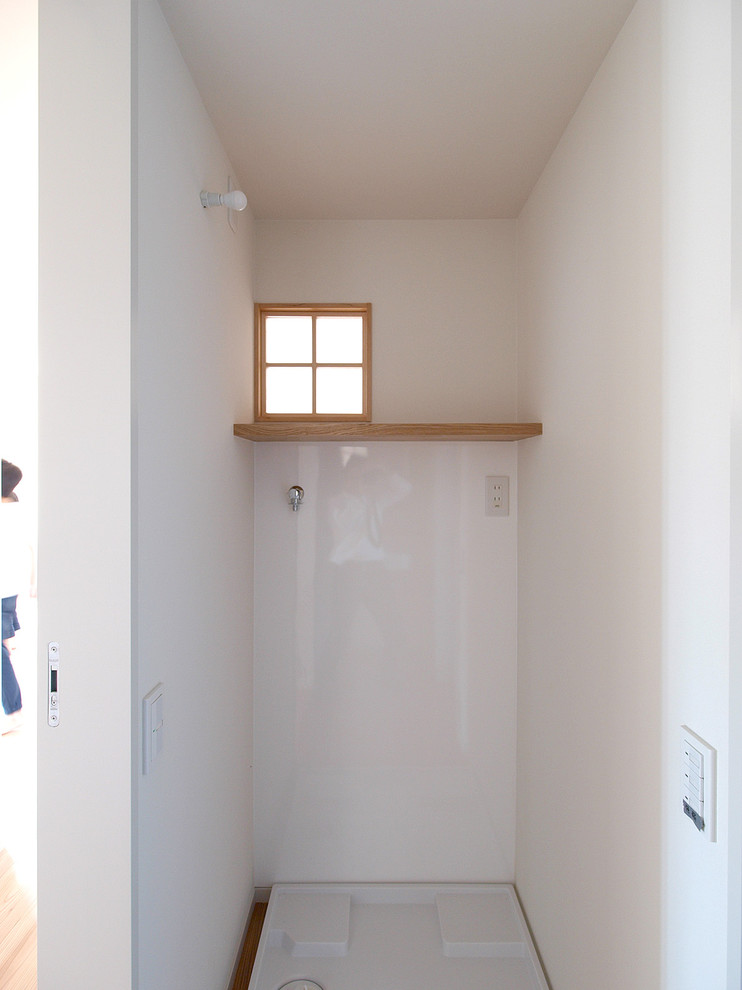 Esempio di un bagno di servizio minimalista con parquet chiaro