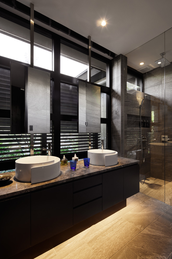 他の地域にあるミッドセンチュリースタイルのおしゃれなトイレ・洗面所 (グレーの壁、ベッセル式洗面器、グレーの床) の写真