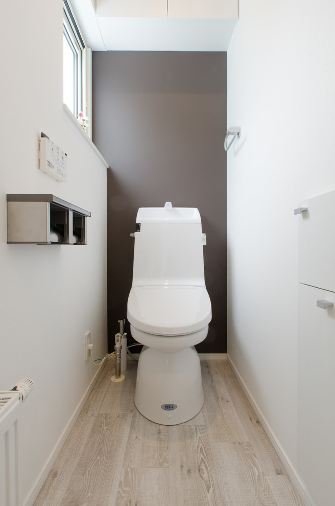 札幌にある小さなモダンスタイルのおしゃれなトイレ・洗面所 (フラットパネル扉のキャビネット、白いキャビネット、一体型トイレ	、白い壁、淡色無垢フローリング) の写真