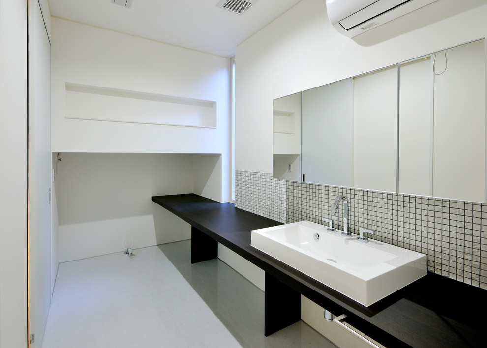 Ejemplo de aseo contemporáneo con paredes blancas, lavabo sobreencimera y baldosas y/o azulejos blancos