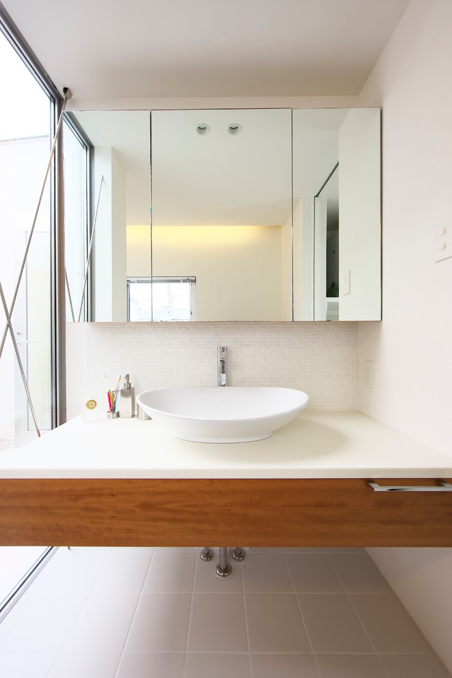Foto de aseo de estilo zen con paredes blancas, lavabo sobreencimera y suelo gris