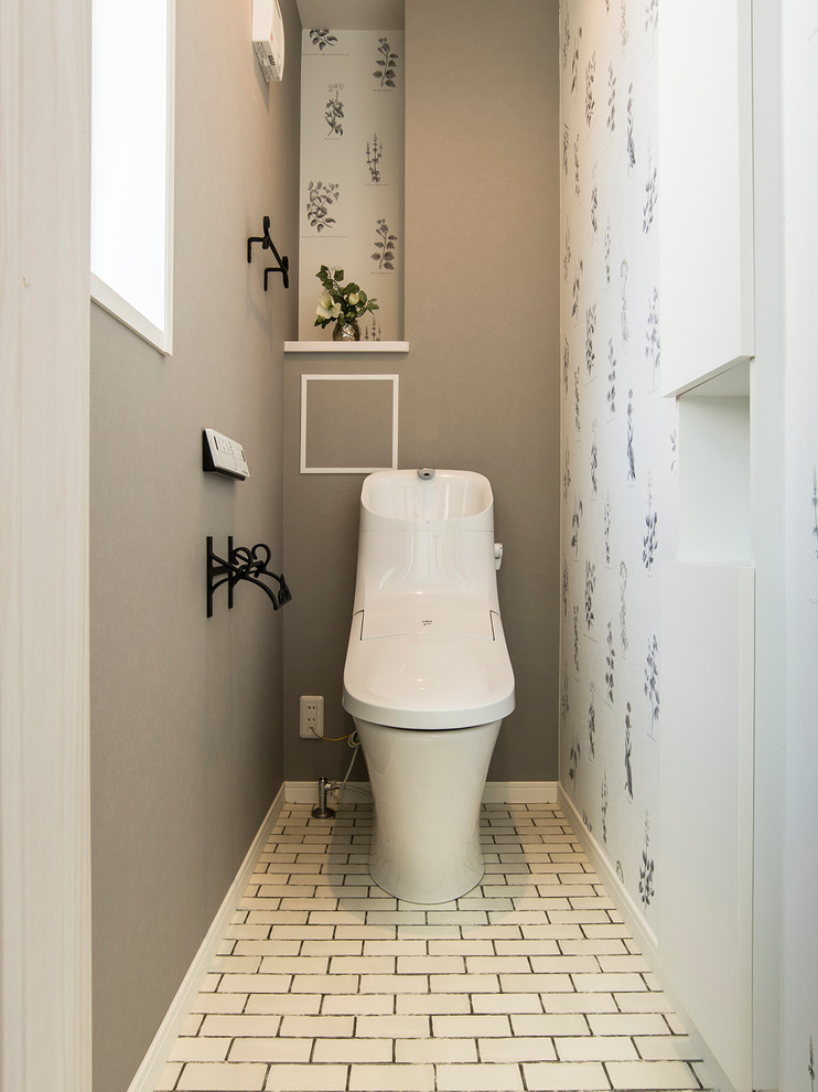 他の地域にあるエクレクティックスタイルのおしゃれなトイレ・洗面所 (グレーの壁、白い床) の写真