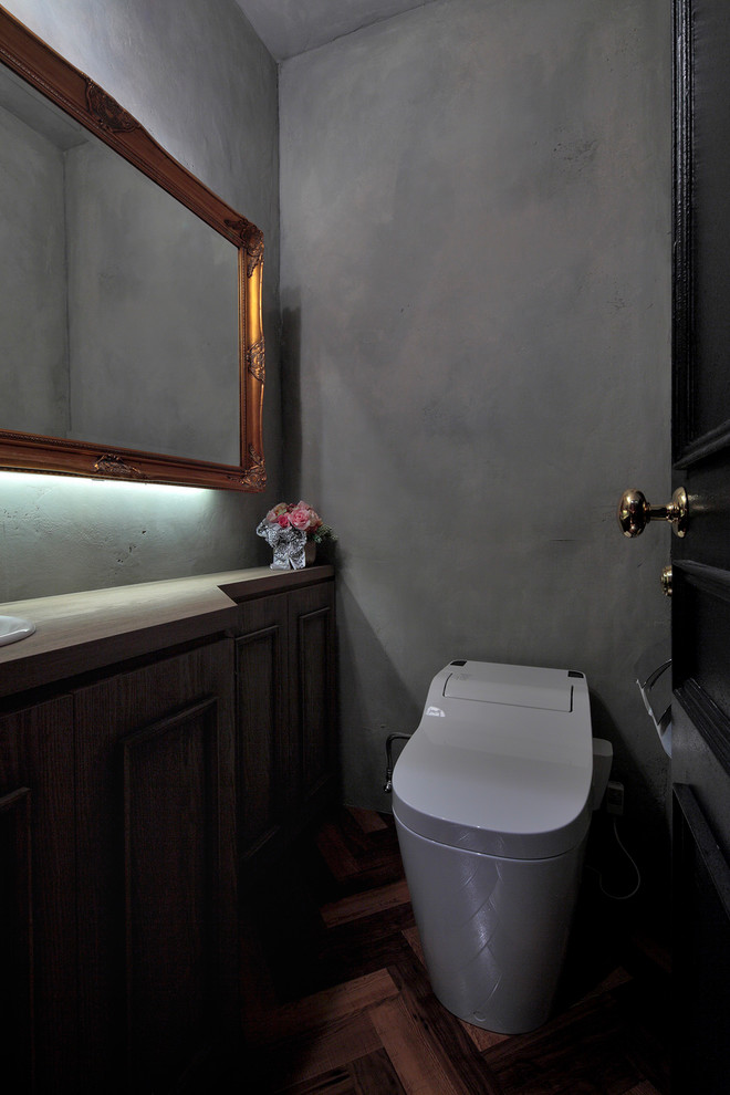 横浜にあるトラディショナルスタイルのおしゃれなトイレ・洗面所の写真