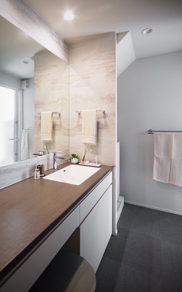 Idee per un bagno di servizio minimal con pavimento grigio e top marrone