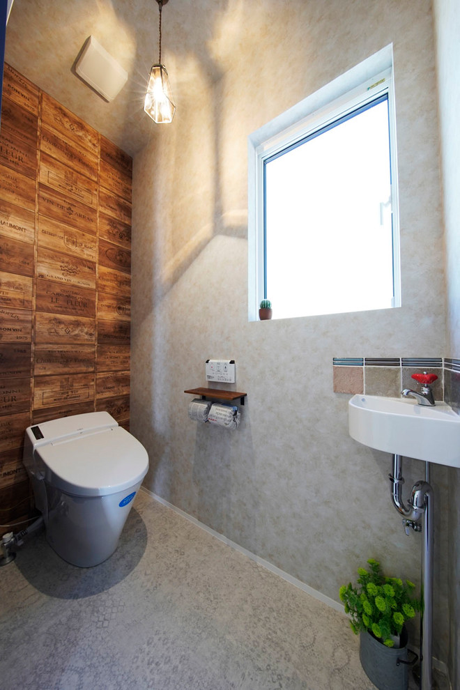 他の地域にあるモダンスタイルのおしゃれなトイレ・洗面所 (マルチカラーの壁、コンソール型シンク、グレーの床) の写真