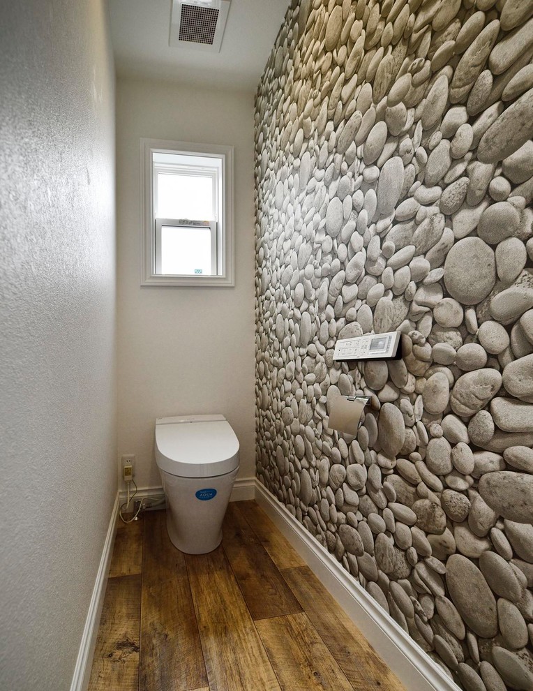 Idee per un bagno di servizio contemporaneo con pareti multicolore, pavimento in legno massello medio e pavimento marrone