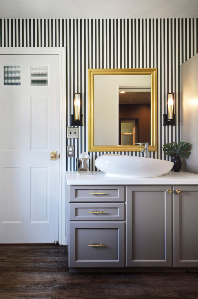 На фото: туалет в стиле неоклассика (современная классика) с фасадами с утопленной филенкой, серыми фасадами, разноцветными стенами, темным паркетным полом, настольной раковиной и коричневым полом