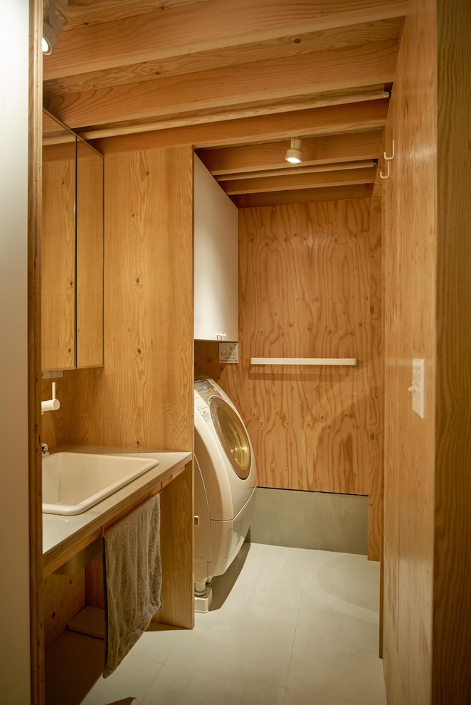 Стильный дизайн: маленький туалет в восточном стиле с коричневыми стенами, накладной раковиной, столешницей из дерева, серым полом и коричневой столешницей для на участке и в саду - последний тренд